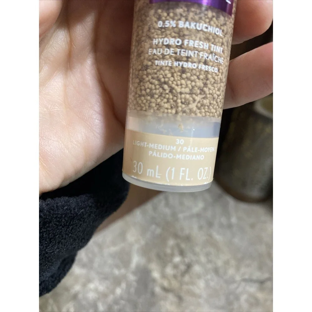 CoverGirl Simply Ageless Skin Perfector Essence Foundation: 30 LIGHT-MEDIUM 30ml